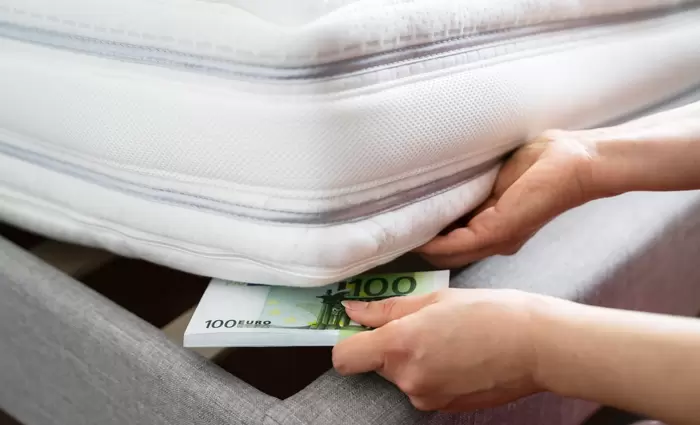 Τα λεφτά κάτω από το στρώμα που χάνουν τη μάχη της αγοραστικής δύναμης