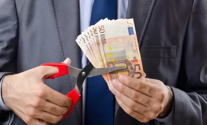 Αποκόπτουν €23 εκατ. από τον προσφυγικό κόσμο – «Εξέγερση» στην Βουλή