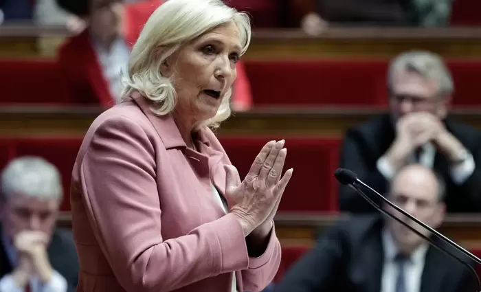 Kερδίζει έδαφος η Λεπέν καθώς ο Μπαϊρού οδεύει προς την έξοδο