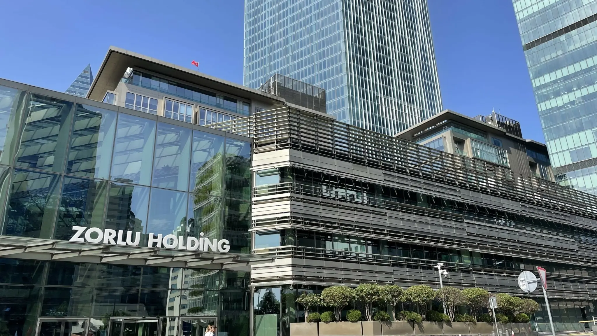Zorlu: Πώληση ακινήτων και 2.000 απολύσεις για να μειώσει χρέος $4,9 δισ.
