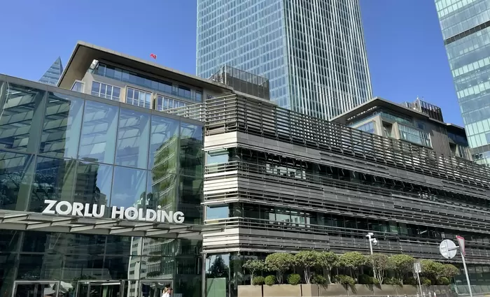 Zorlu: Πώληση ακινήτων και 2.000 απολύσεις για να μειώσει χρέος $4,9 δισ.
