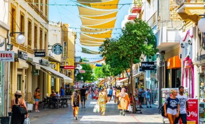 Ποιοι κλείνουν τα..φώτα τα Θεοφάνεια - Τι ισχύει για καταστήματα, malls και άλλα