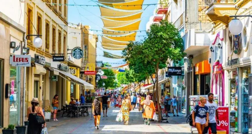 Ποιοι κλείνουν τα..φώτα τα Θεοφάνεια - Τι ισχύει για καταστήματα, malls και άλλα