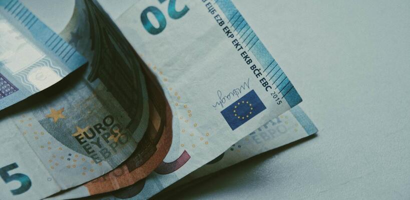 Αύξηση 1% στην ισοτιμία του ευρώ έναντι του δολαρίου