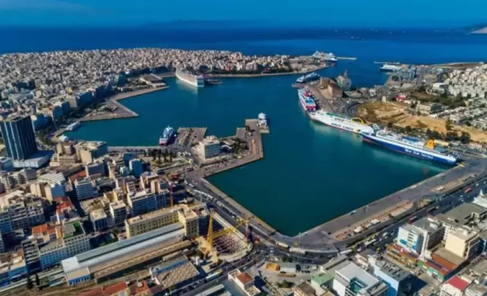 Handelsblatt: Το μεγαλύτερο πλήγμα από τους Χούθι το δέχεται ο Πειραιάς