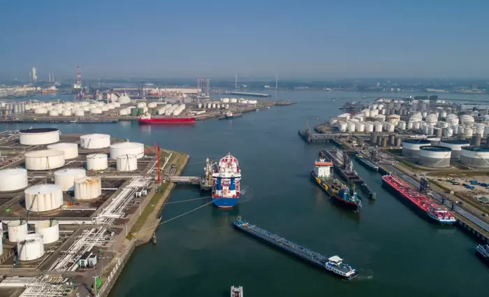 Γεωπολιτικά και δασμοί προκαλούν «blackout» στα μεγάλα λιμάνια