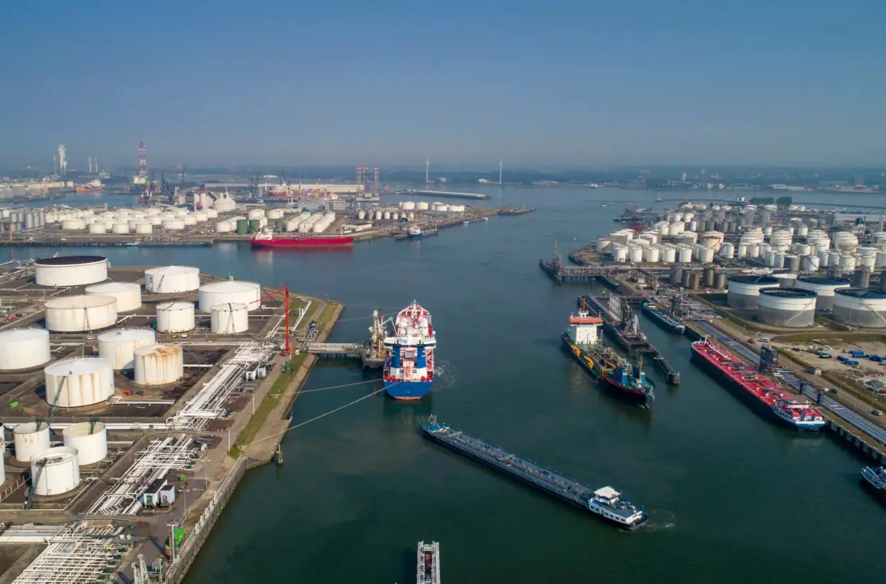 Γεωπολιτικά και δασμοί προκαλούν «blackout» στα μεγάλα λιμάνια