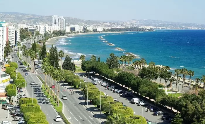 «Γερνά» η Λεμεσός και ανθίζουν τα προάστια