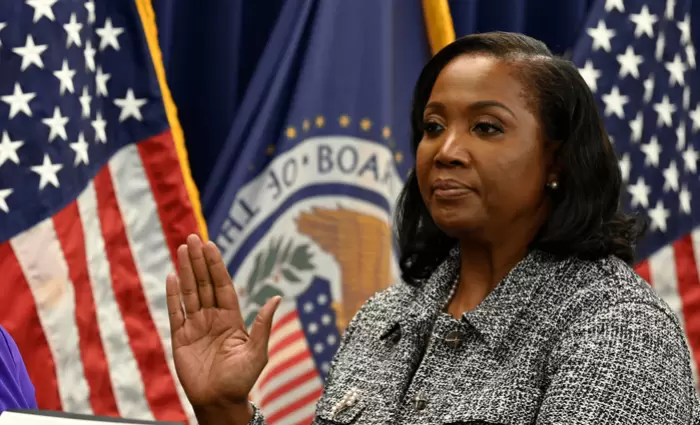 Λίζα Κουκ: Το προφίλ της κυβερνήτη της Fed στο στόχαστρο του Τραμπ