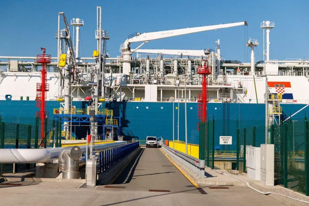 Σκιώδη στόλο δημιουργεί η Κίνα για να σπάσει τις κυρώσεις στο ρωσικό LNG