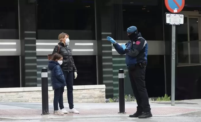 Ισπανία: Γιατί δεν χαλαρώνουν τα μέτρα σε Μαδρίτη και Βαρκελώνη;