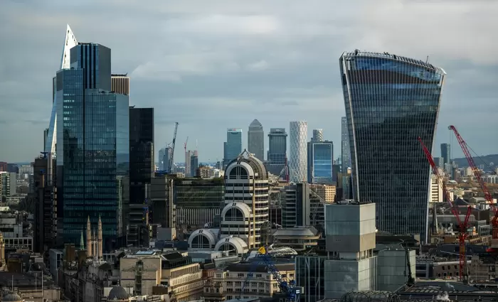 Λονδίνο: Τα γραφεία εξαφανίζονται και δίνουν τη θέση τους σε ξενοδοχεία – Αλλάζει πρόσωπο το Σίτι
