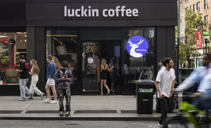 Η κινεζική Luckin προκαλεί τη Starbucks στο «σπίτι» της