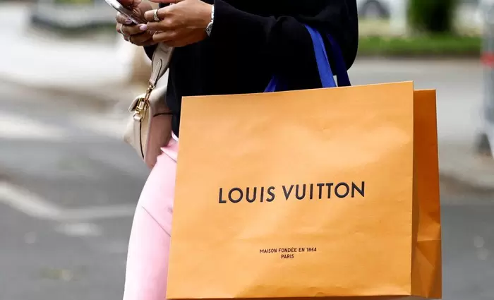 Γαλλία: Πουλάνε τα δώρα των Χριστουγέννων για να ξεπληρώσουν τα δάνεια