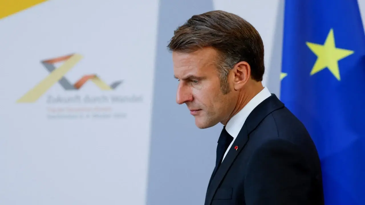 Γαλλία: Νέα πολιτική καταιγίδα προ των πυλών – Ο Μακρόν κρατά την ίδια κυβέρνηση και προκαλεί οργή στη Βουλή