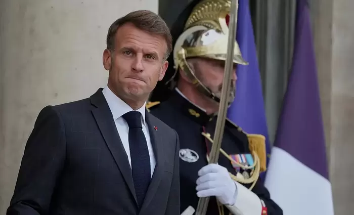 Το κύκνειο άσμα του Μακρόν και η νέα «καυτή πατάτα»