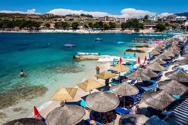Αλβανία: Συρρέουν οι τουρίστες στη 