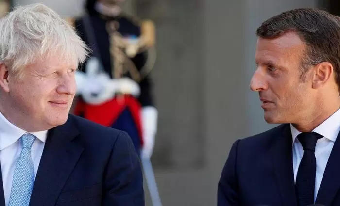 Μακρόν καλεί Τζόνσον: Αρχίστε άμεσα τις συνομιλίες με ΕΕ για το Brexit 