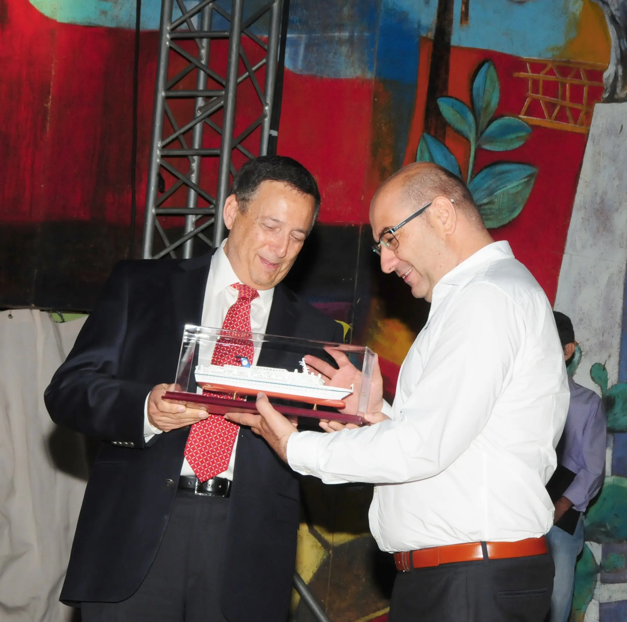 Απόδοση τιμής στον ιδιοκτήτη των κρουαζιεροπλοίων που αφικνούνται στο Λιμάνι Λάρνακας