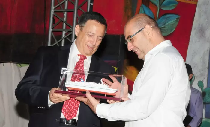 Απόδοση τιμής στον ιδιοκτήτη των κρουαζιεροπλοίων που αφικνούνται στο Λιμάνι Λάρνακας