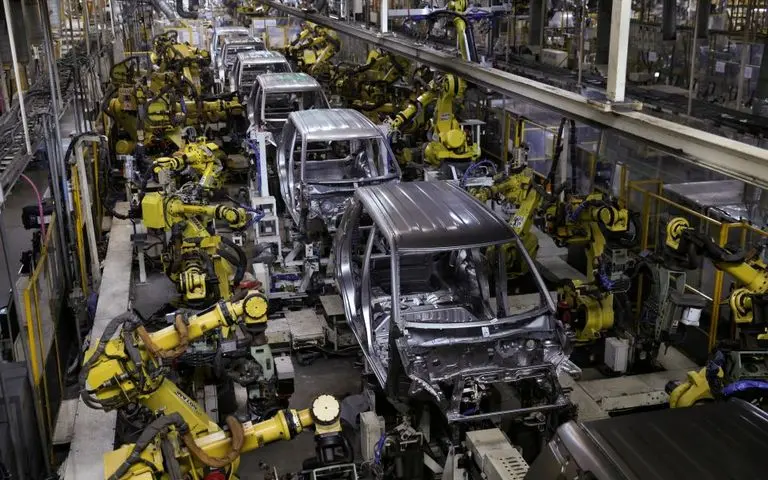 Οι δυτικές αυτοκινητοβιομηχανίες βυθίζονται σε «πολυκρίση»