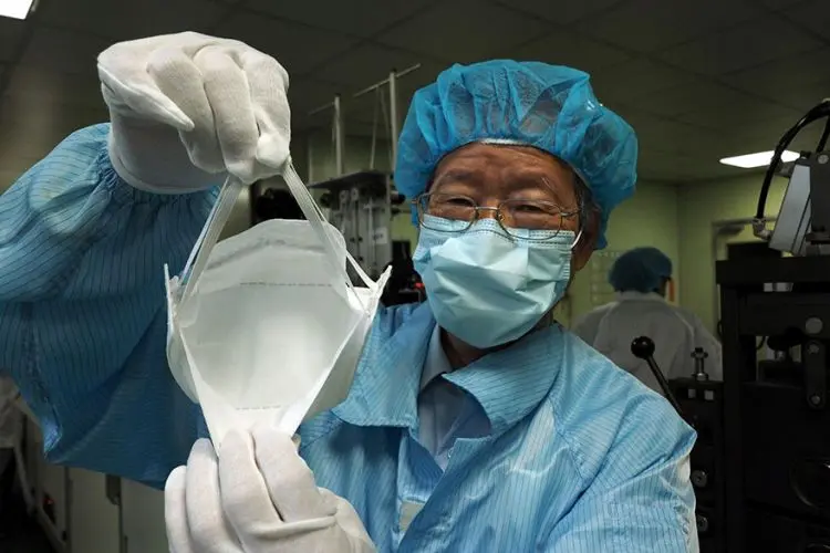 Μεγιστάνας χρηματοδοτεί τη παραγωγή χειρουργικών μασκών στο Χονγκ Κονγκ