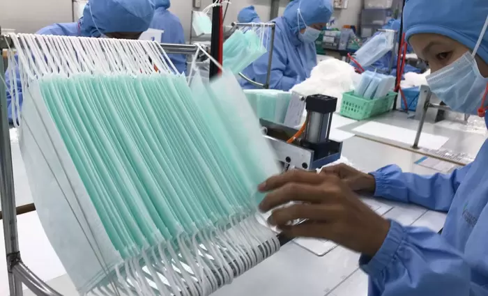 Ξεκινούν τη παραγωγή μασκών γαλλικοί οίκοι μόδας