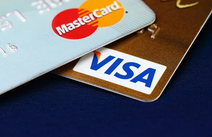 Mastercard και Visa μειώνουν τα τέλη τους κατά 40%