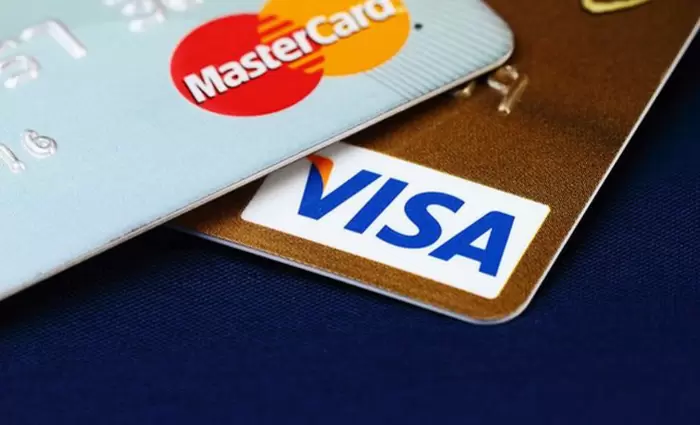 Mastercard και Visa μειώνουν τα τέλη τους κατά 40%