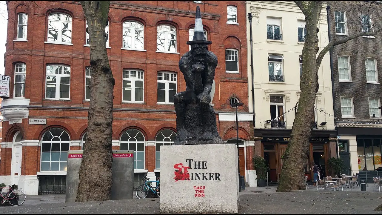 Στο παρά πέντε γλύτωσε την δημοπρασία ο «Πότης» του Banksy