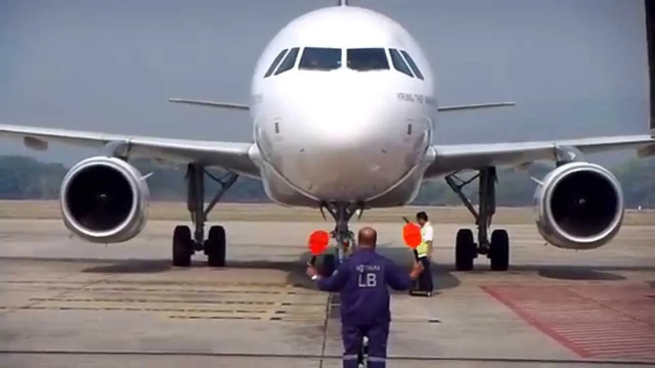 Bloomberg: Σε δοκιμασία οι άδειες για ρύπους αεροπορικών