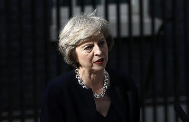 Επαφές Μέι με Ευρωπαίους εν μέσω σεναρίων για αναβολή Brexit 