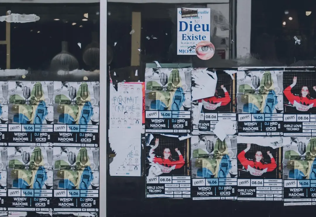 Συνεργεία του Δήμου Λευκωσίας αφαιρούν καθημερινά αφίσες στην πόλη