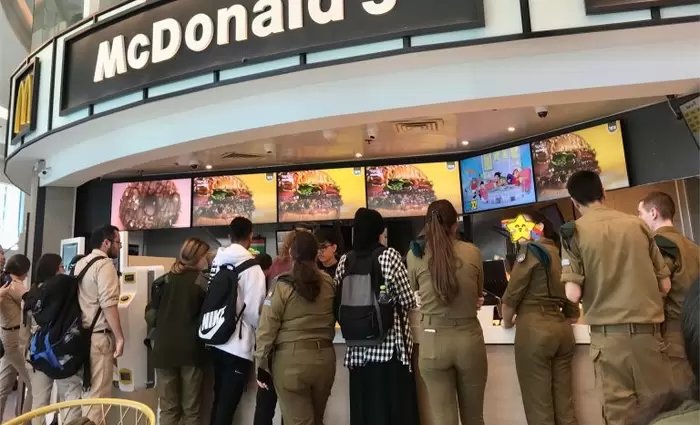 McDonald's: «Εμφύλιος» στη Μέση Ανατολή για τα δωρεάν γεύματα στο Ισραήλ