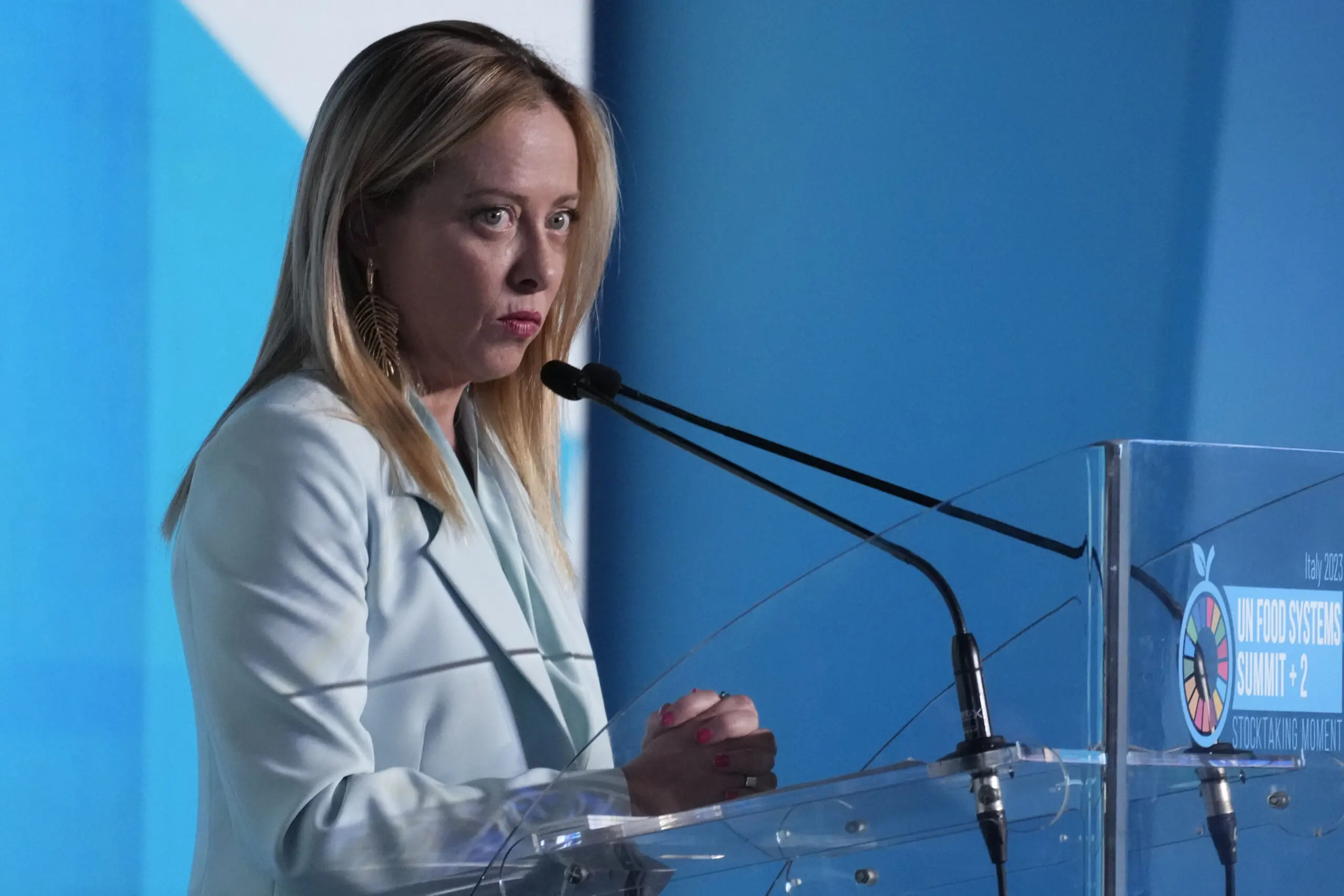 Η Μελόνι αναλαμβάνει «πλήρη ευθύνη» για τον τραπεζικό φόρο