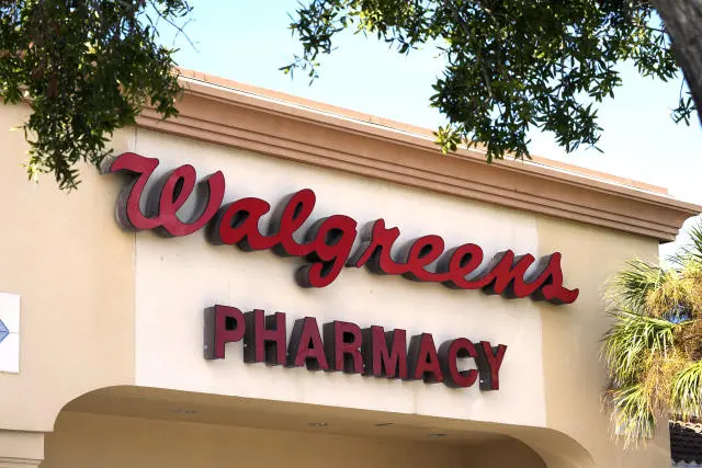 Η Walgreens αναστέλλει το σχεδόν αιωνόβιο μέρισμα για να εξοικονομήσει μετρητά