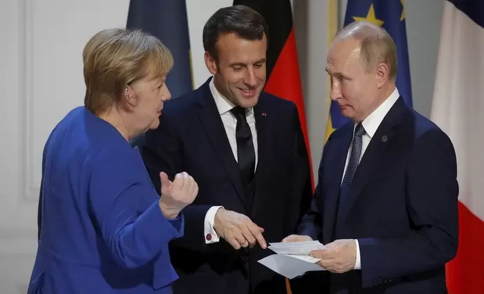 Πιθανή συνεργασία για τα εμβόλια συζήτησαν Μακρόν και Μέρκελ με τον Πούτιν