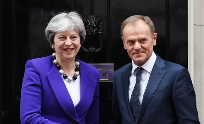 Αναβολή Brexit έως τις 30/6/19 ζητά η Μέι, έως τις 31/3/20 απαντά ο Τουσκ 
