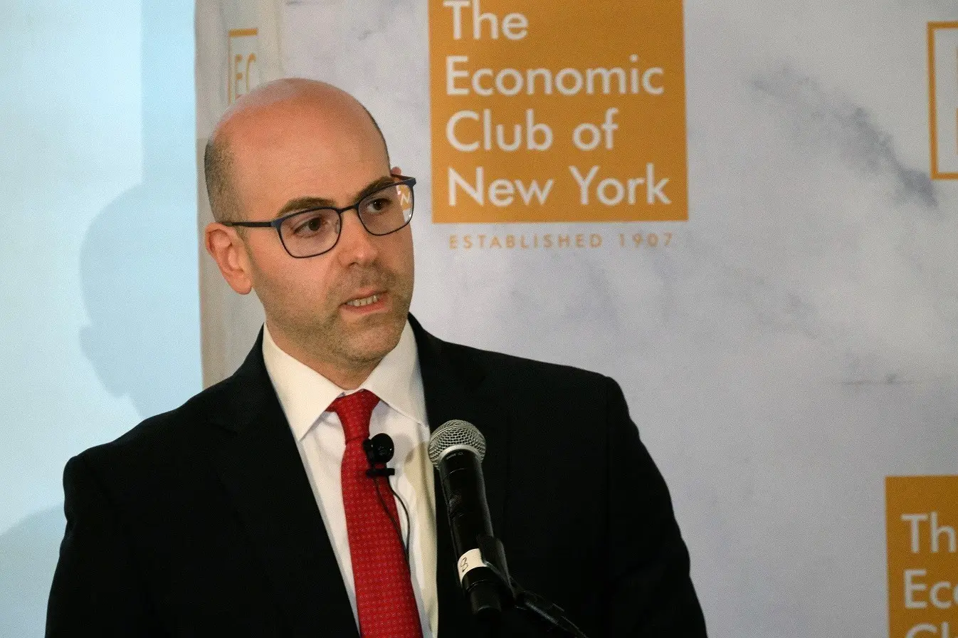 Μίραν (Fed): Χρειάζονται μεγαλύτερες μειώσεις επιτοκίων για να προστατευθεί η οικονομία