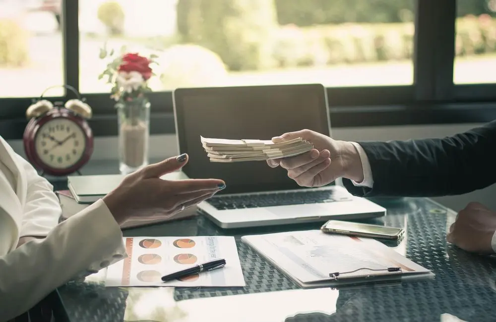 Σήμερα μπαίνει ο 12ος μισθός στις τσέπες των δημοσίων υπαλλήλων