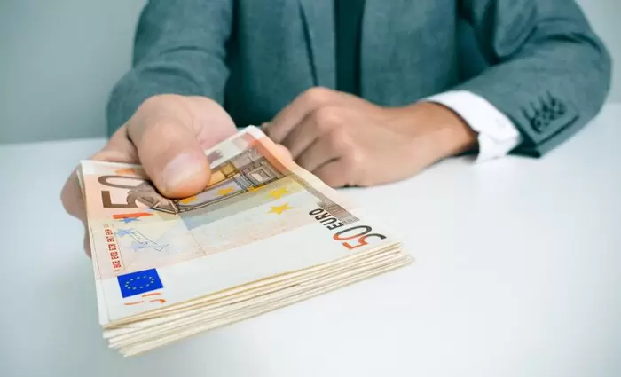 €49 εκατ. θα κοστίσουν στο κράτος οι αυξήσεις στους μισθούς των δημοσίων υπαλλήλων