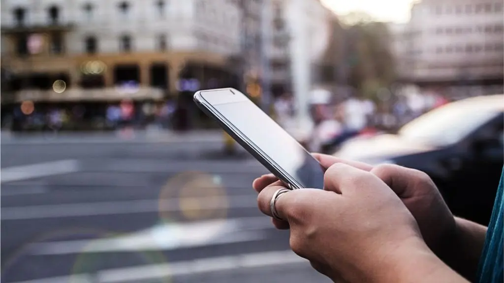 ΕΕ: Αυξήθηκε η χρήση κινητών τηλεφώνων στο εξωτερικό