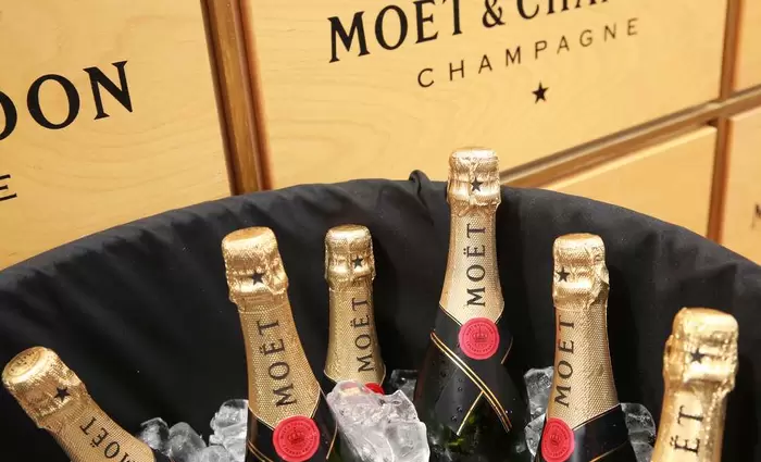 Η Moët Hennessy σε κρίση: Αλλαγές ηγεσίας και πτώση στα κέρδη