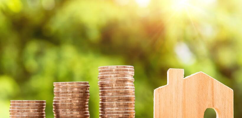 Υψηλότερα επιτόκια και για μεγαλύτερο διάστημα προβλέπουν οι αγορές