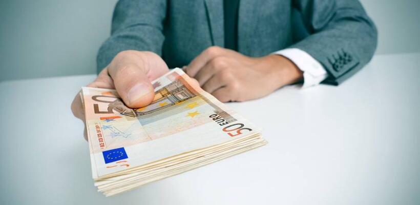 Γιατί οι τράπεζες ψάχνουν εναγωνίως πελάτες να δώσουν δάνεια;