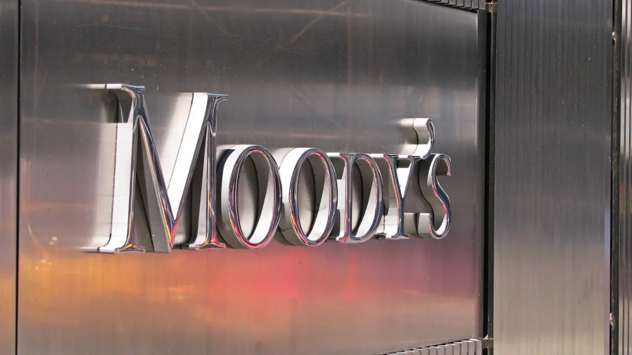 ΗΠΑ: Ο οίκος αξιολόγησης Moody’s υποβαθμίζει το αξιόχρεο τραπεζών