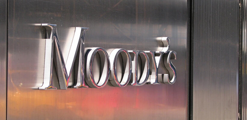 ΗΠΑ: Ο οίκος αξιολόγησης Moody’s υποβαθμίζει το αξιόχρεο τραπεζών