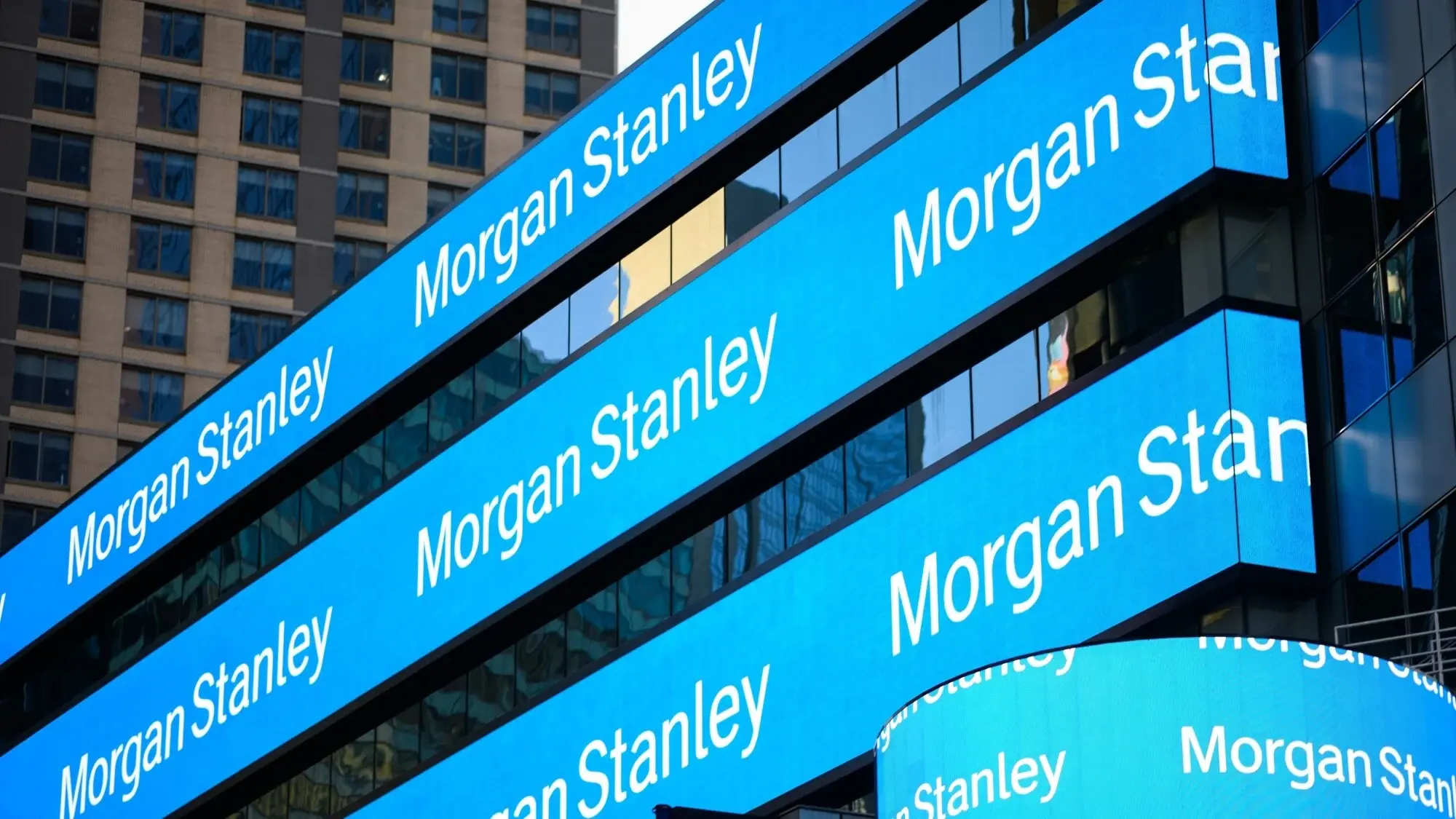 Morgan Stanley: Αύξηση κερδών – Ώθηση από την επενδυτική στρατηγική