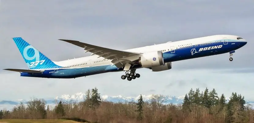 Απογειώθηκε ο «γίγαντας» της Boeing (φώτο)