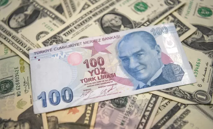 Ενισχύθηκε η ισοτιμία της λίρας με το δολάριο